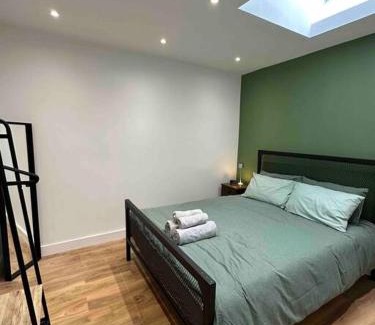 Botwell House | Dallas House - Easy links to LHR and London