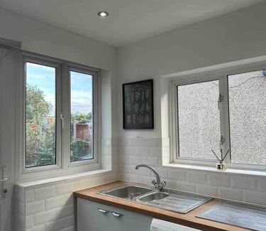 Botwell House | Dallas House - Easy links to LHR and London