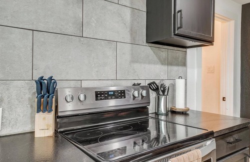 Oak Cliff House | Dallas Serene Escape | King Bed | Full Kitchen