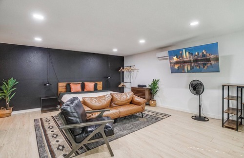 Oak Cliff House | Dallas Serene Escape | King Bed | Full Kitchen