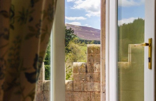 Blairgowrie Apartment | Dalnaglar Castle - sleeps 16 guests