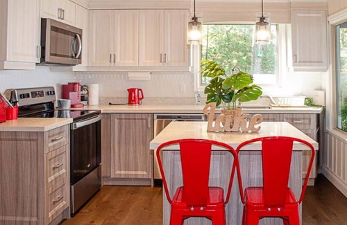Carden Cottage | Dalrymple Blue- 3Br, Waterfront Cottage