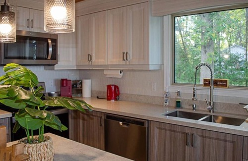 Carden Cottage | Dalrymple Blue- 3Br, Waterfront Cottage