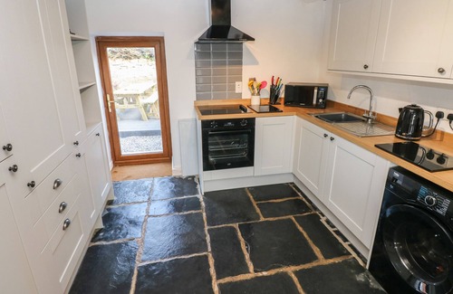 Llansaint House | DALTON COTTAGE, pet friendly, character holiday cottage in Llansaint