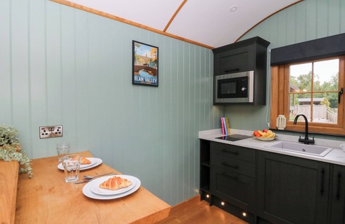 Rhayader Cottage | Dam View Shepherds Hut