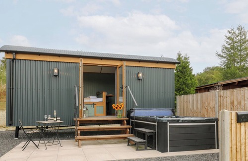 Rhayader Cottage | Dam View Shepherds Hut