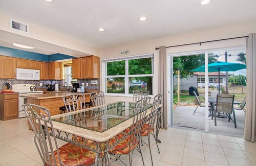 Interchange Square House | Damask · Cozy Retreat · 13 min to Beach