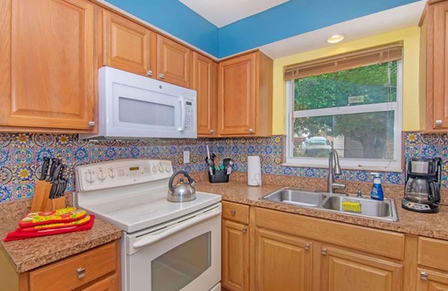 Interchange Square House | Damask · Cozy Retreat · 13 min to Beach