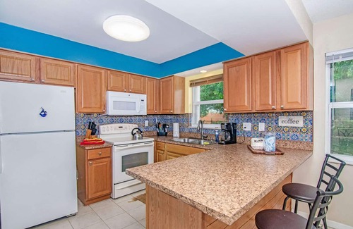 Interchange Square House | Damask · Cozy Retreat · 13 min to Beach