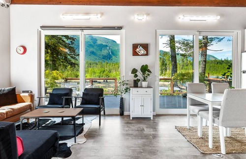 Gold Bar House | Dancing Bear Cabin - hot tub, river view, EV charger