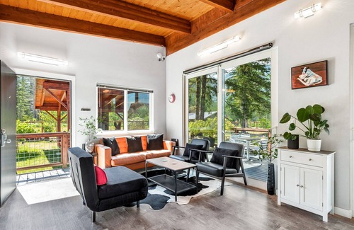 Gold Bar House | Dancing Bear Cabin - hot tub, river view, EV charger