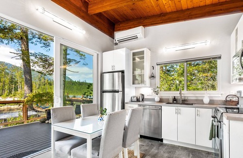 Gold Bar House | Dancing Bear Cabin - hot tub, river view, EV charger