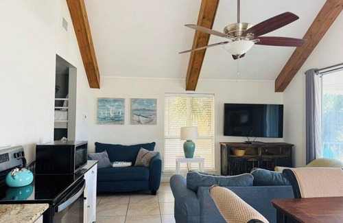 Fort Walton Beach - Destin Cottage | Dancing Dolphin! A walk to the beach! UNIT A