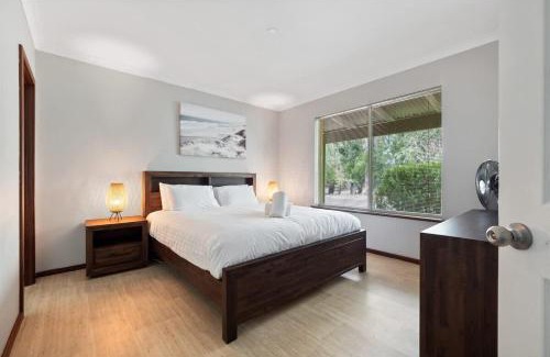 Dunsborough House | Dandjoo - hot tub, fire pit, outdoor entertainment