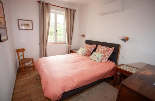 Martailly-Les-Brancion House | Dans le village médiéval