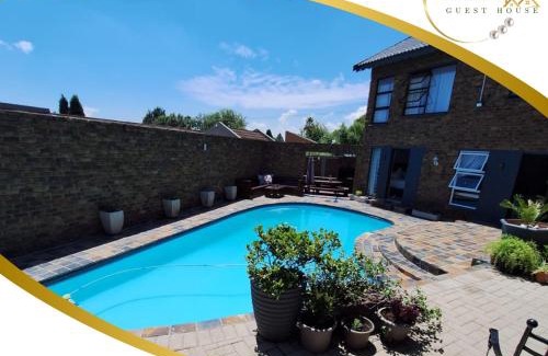 Trichardt Hotel | Dara on Schabort street