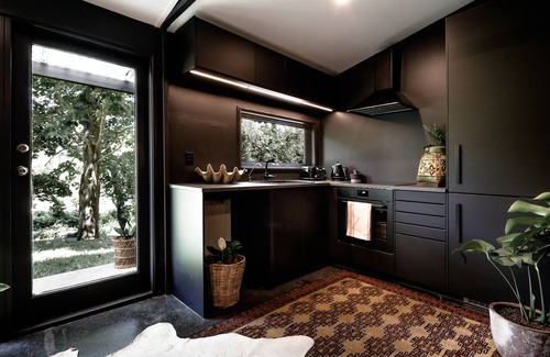 Yandina Creek Cottage | Dark Moon Cottage Luxurious