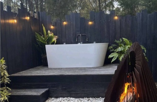 Yandina Creek Cottage | Dark Moon Cottage Luxurious