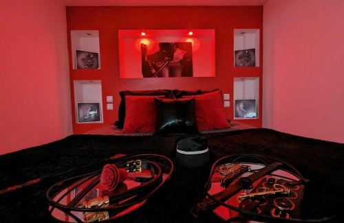 Villeneuve-de-la-Raho Apartment | Dark Room Perpignan aux 50 nuances Jacuzzi Privé