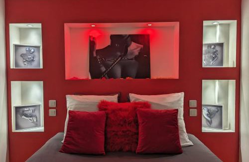 Villeneuve-de-la-Raho Apartment | Dark Room Perpignan aux 50 nuances Jacuzzi Privé