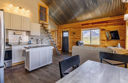 Clark Cabin | Dark Sky Retreat- 2 cabins, pet friendly, mountain views
