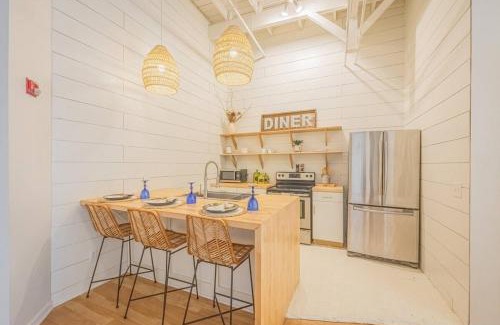 Athens Hotel | Darlin' Downtown Dawghouse