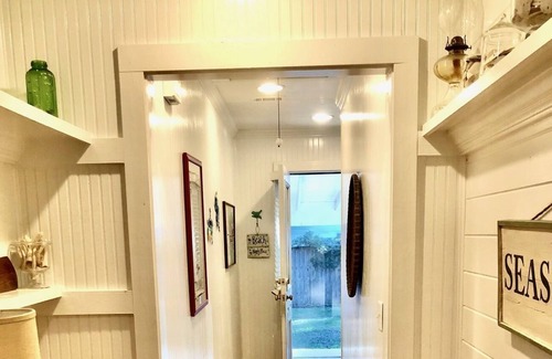 Saint Simons Heights Cottage | Darling Beach Cottage with Pool! - Great work/Play space!