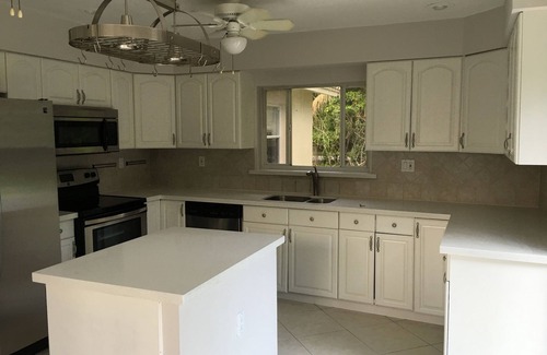 Boca Raton Cottage | Darling Cottage in East Boca close to beach, restaurants, and shopping