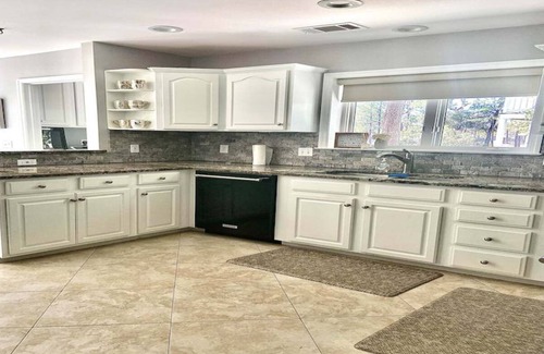 Bluffton Cottage | Darling Cottage on PRIVATE LAKE & acreage