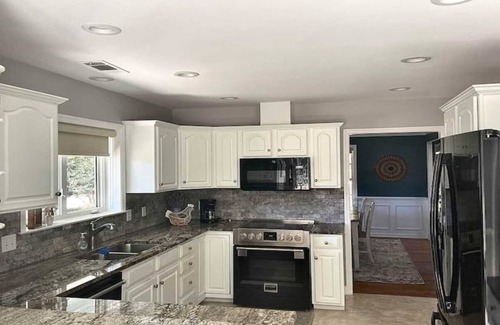Bluffton Cottage | Darling Cottage on PRIVATE LAKE & acreage