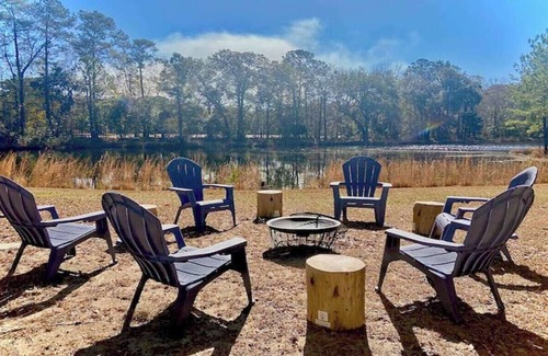 Bluffton Cottage | Darling Cottage on PRIVATE LAKE & acreage