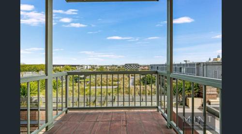 Darling Harbour Apartment | Darling Harbour stunning city location with pool, gym, wifi, Netflix