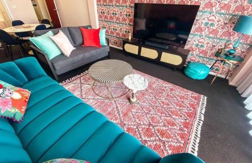 Darling Harbour Apartment | Darling Harbour stunning city location with pool, gym, wifi, Netflix