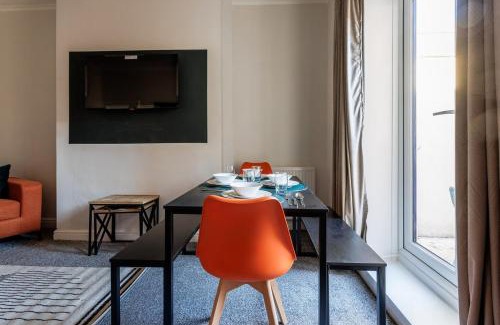 Darlington House | Darlington 4BD Home: Modern Comfort & Free Parking