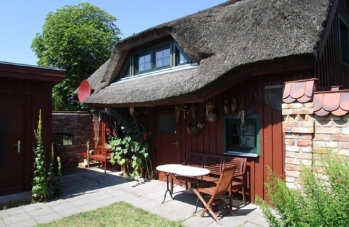 Ostseebad Prerow House | Darßer cottage with a thatched roof at a long-established Prerower family