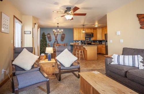 Downtown Leavenworth House | DAS BAVARIAN CONDO, 5 Star Ground Floor Unit, Walk to Town, Sleeps 6