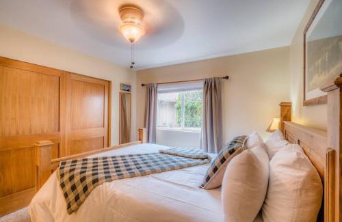 Downtown Leavenworth House | DAS BAVARIAN CONDO, 5 Star Ground Floor Unit, Walk to Town, Sleeps 6