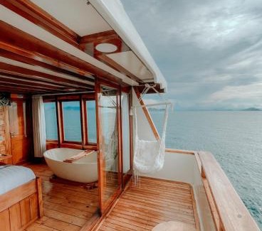 Labuan Bajo Boat Rental | Dav-Venture
