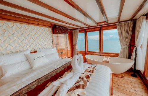 Labuan Bajo Boat Rental | Dav-Venture