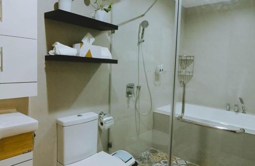 Poblacion District Apartment | Davao Rental - AEON Towers Condo 1BR Suite 1Bathroom with Bathtub, Kitchen, Living Room