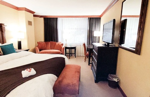 Olympic Valley Resort | Dav’s Plush Ski-in/Ski-out Studio Condotel with Forest View @ 400 Squaw Creek Rd
