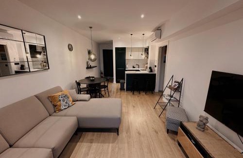 Cilipi Apartment | Dawn & Dusk - Modern Two Bedroom Apartment with Mountain Views
