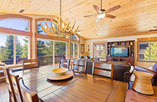 Truckee House | Dawn Retreat by Tahoe Getaways - Tahoe Donner with Mtn Views, Pet-Friendly & HOA Amenities!