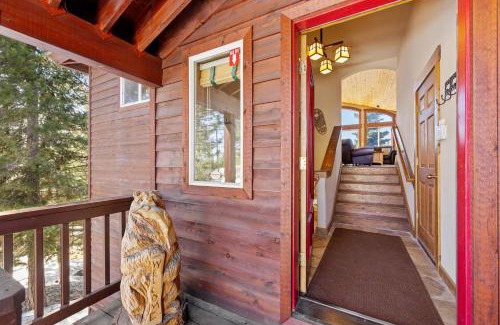Truckee House | Dawn Retreat by Tahoe Getaways - Tahoe Donner with Mtn Views, Pet-Friendly & HOA Amenities!