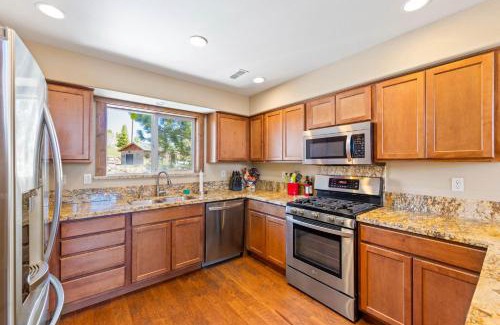 Truckee House | Dawn Retreat by Tahoe Getaways - Tahoe Donner with Mtn Views, Pet-Friendly & HOA Amenities!