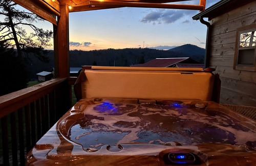 Blairsville Cabin | Dawson's Den at Copperhead Lodge, Hot Tub, 99.00 nightly thru 5/21