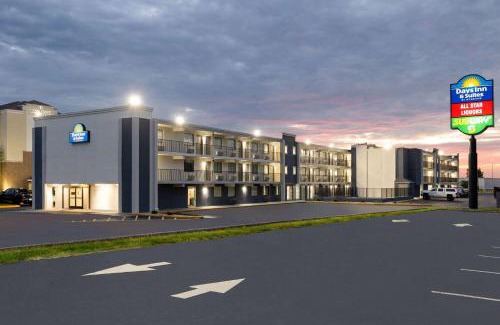 Wayne Hotel | Day's Inn & Suites by Wyndham Indianapolis Airport East