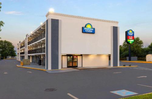 Wayne Hotel | Day's Inn & Suites by Wyndham Indianapolis Airport East