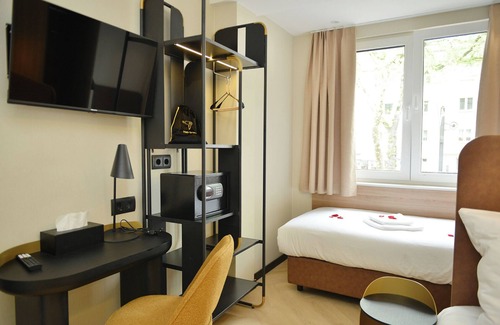 Suelz Hotel | Day8 Hotel