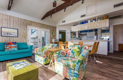 Pirates Beach House | Daydreamer | Pet-Friendly & Walk to Beach